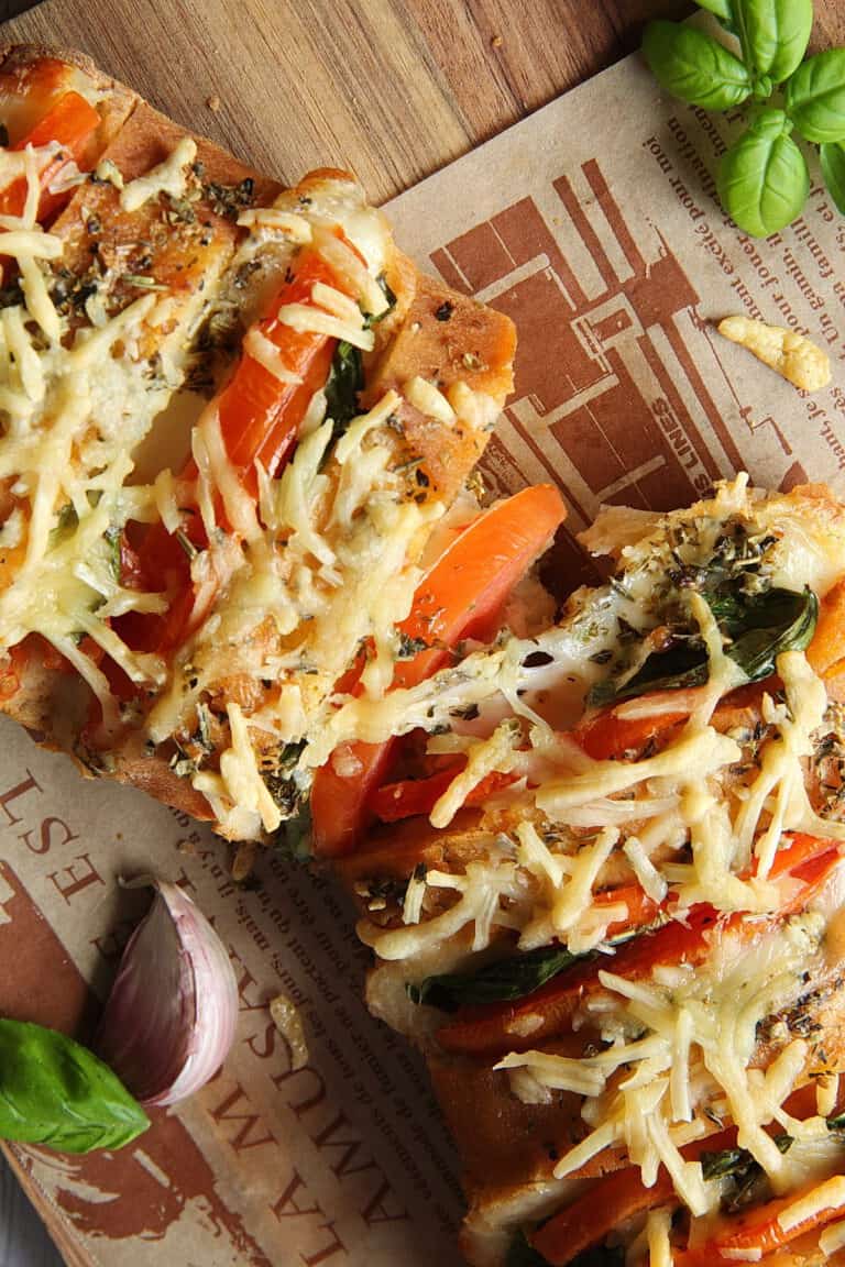 Fächer-Baguette mit Tomate-Mozzarella-Füllung: Eine einfache und ... Fächer-Baguette mit Tomate-Mozzarella-Füllung: Eine einfache und ...