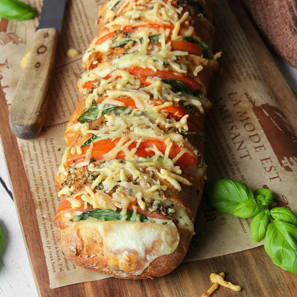 Fächer-Baguette mit Tomate-Mozzarella-Füllung: Eine einfache und ...