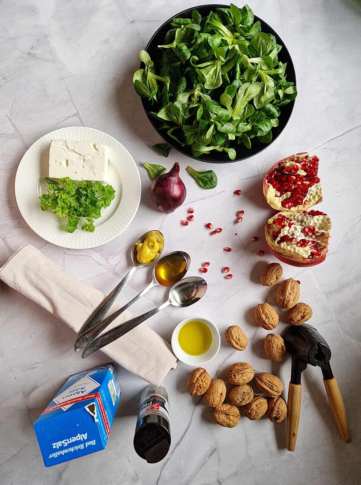 Zutaten zur Herstellung: Granatapfel-Salat mit Feldsalat