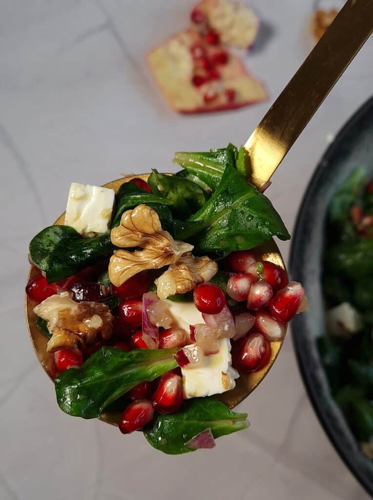 Granatapfel-Salat mit Feldsalat, Walnüssen und Feta: Ein schneller ...