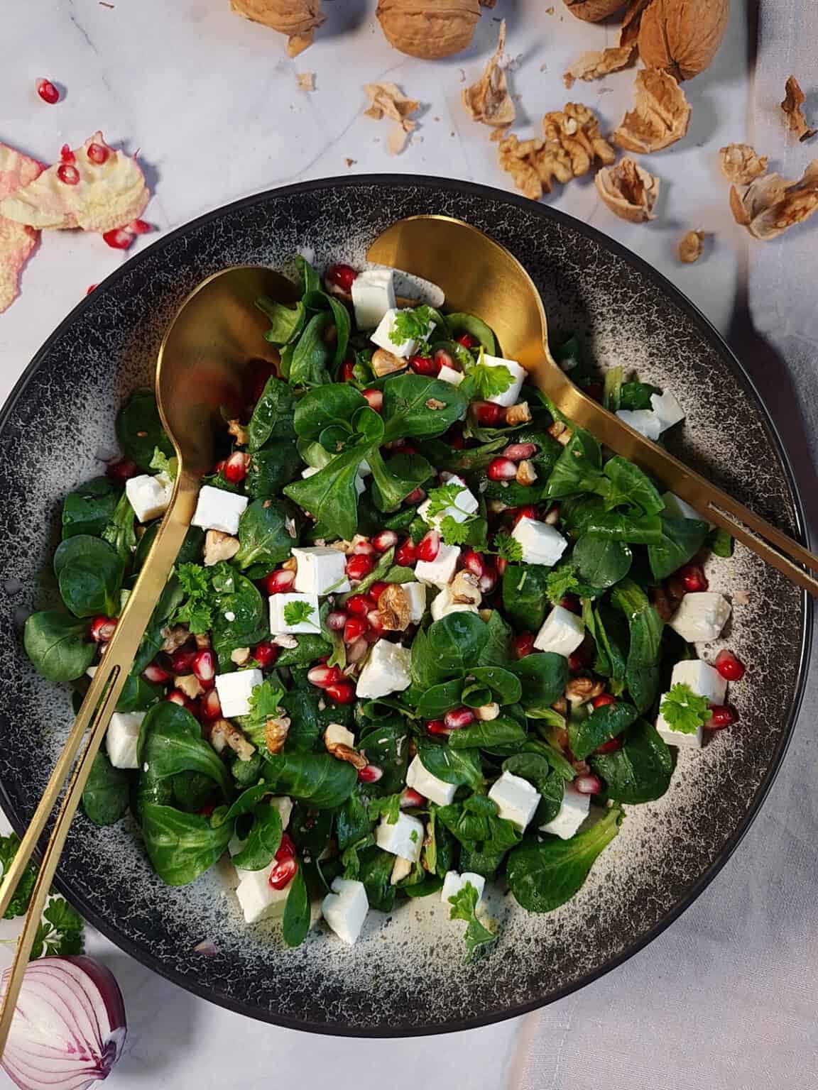 Granatapfel-Salat mit Feldsalat, Walnüssen und Feta: Ein schneller ...