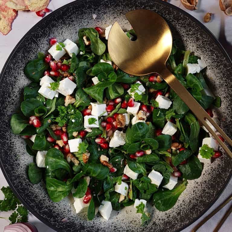 Granatapfel-Salat mit Feldsalat, Walnüssen und Feta: Ein schneller ...