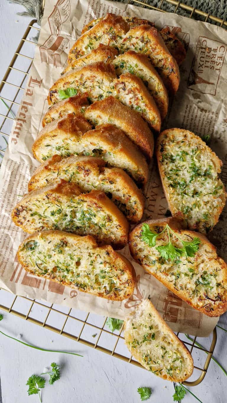 Knuspriges Kräuter-Knoblauch-Baguette mit selbstgemachter ...