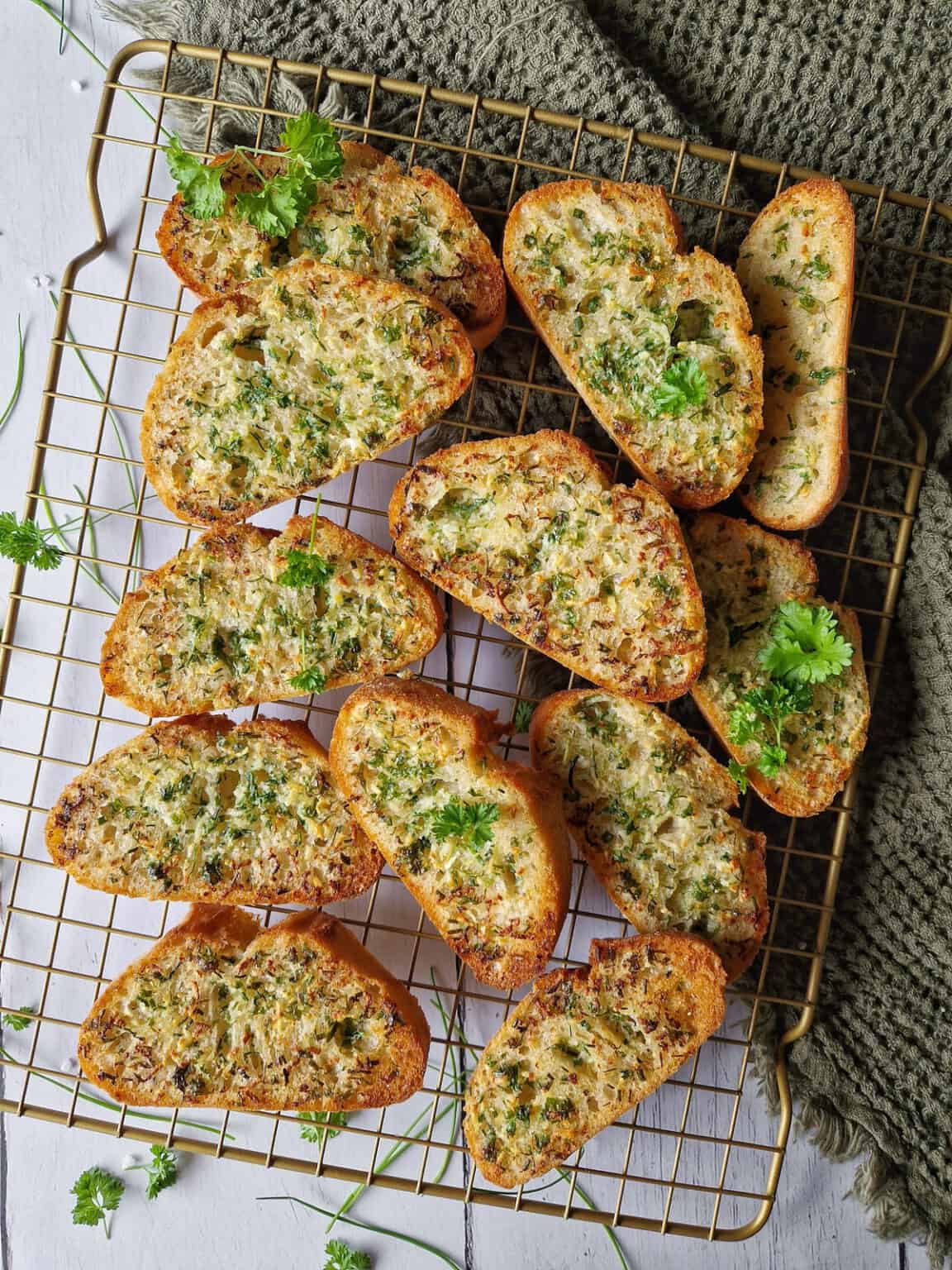 Knuspriges Kräuter-Knoblauch-Baguette mit selbstgemachter ...