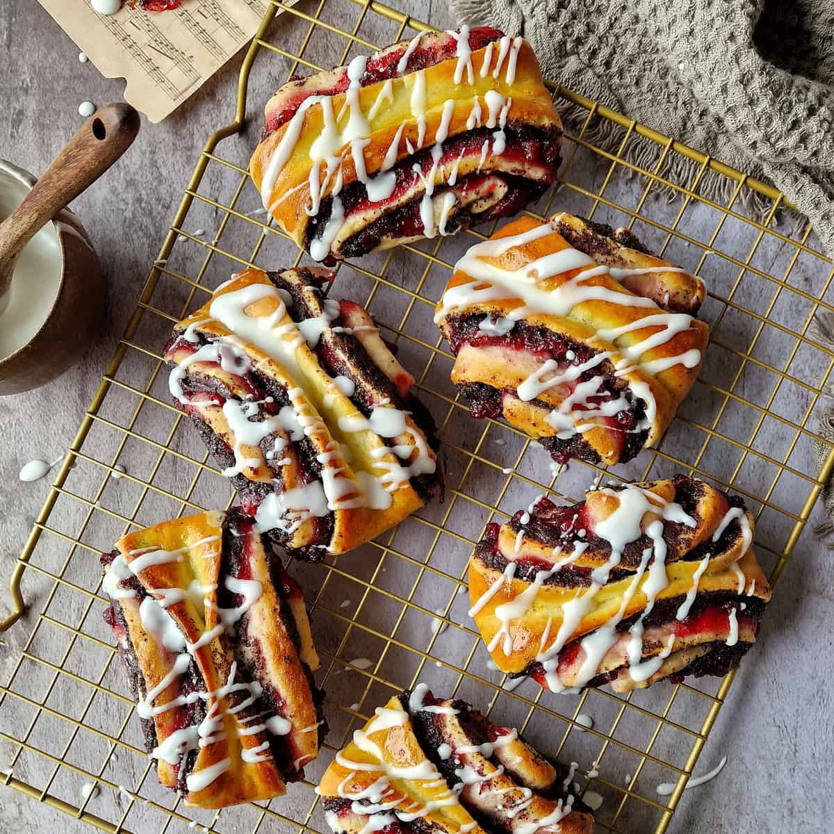 Saftige Mohnschnecken mit fertiger Mohnfüllung und Preiselbeeren: ein ...