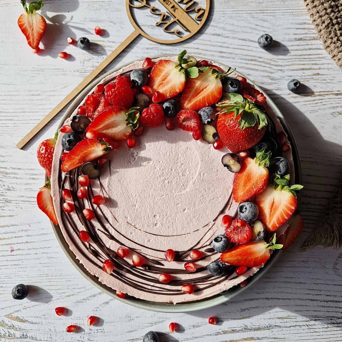 Naked Cake mit frischen Beeren und Biskuitböden-image
