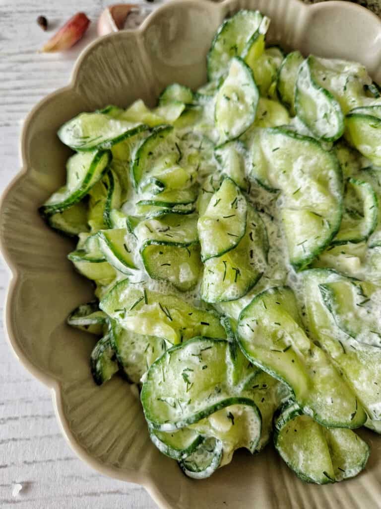 Einfacher Gurkensalat mit Schmand und Dill - ein schnelles Rezept für ...