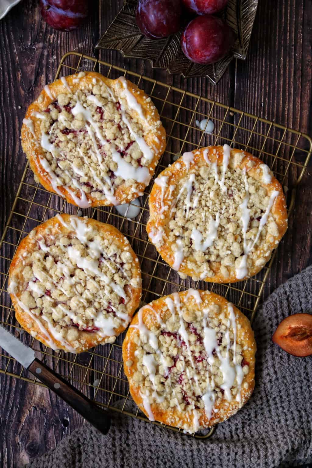 Schnell und einfach: Streuseltaler mit Pflaumen und Quark-Öl-Teig ...