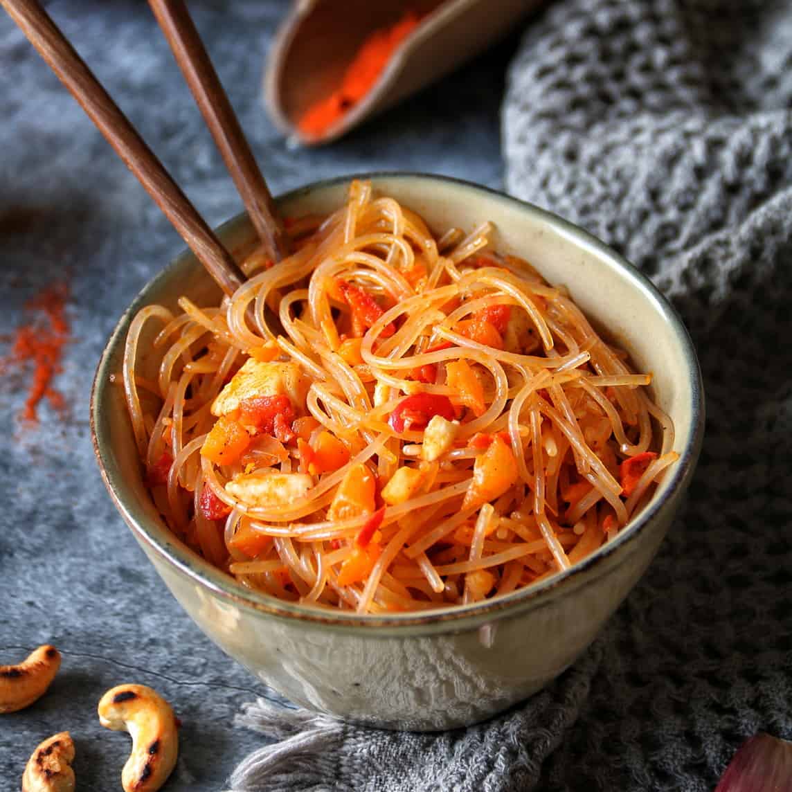 Thailändischer Glasnudelsalat mit Hühnchen: Einfaches und schnelles ...