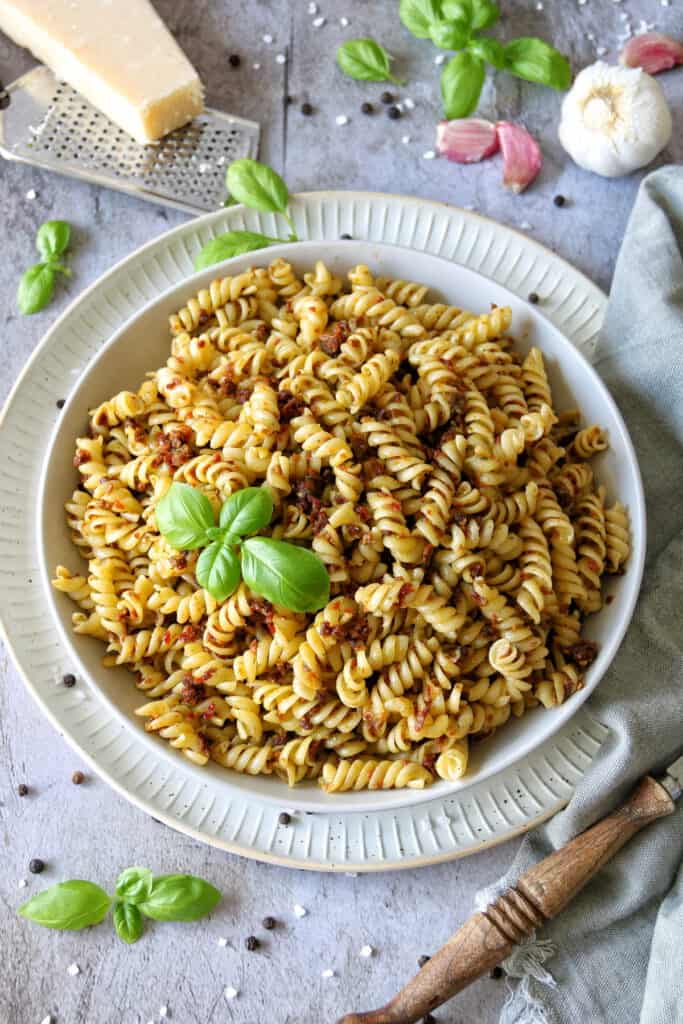 Einfacher Nudelsalat mit Tomaten-Basilikum-Pesto: Schnelles und ...