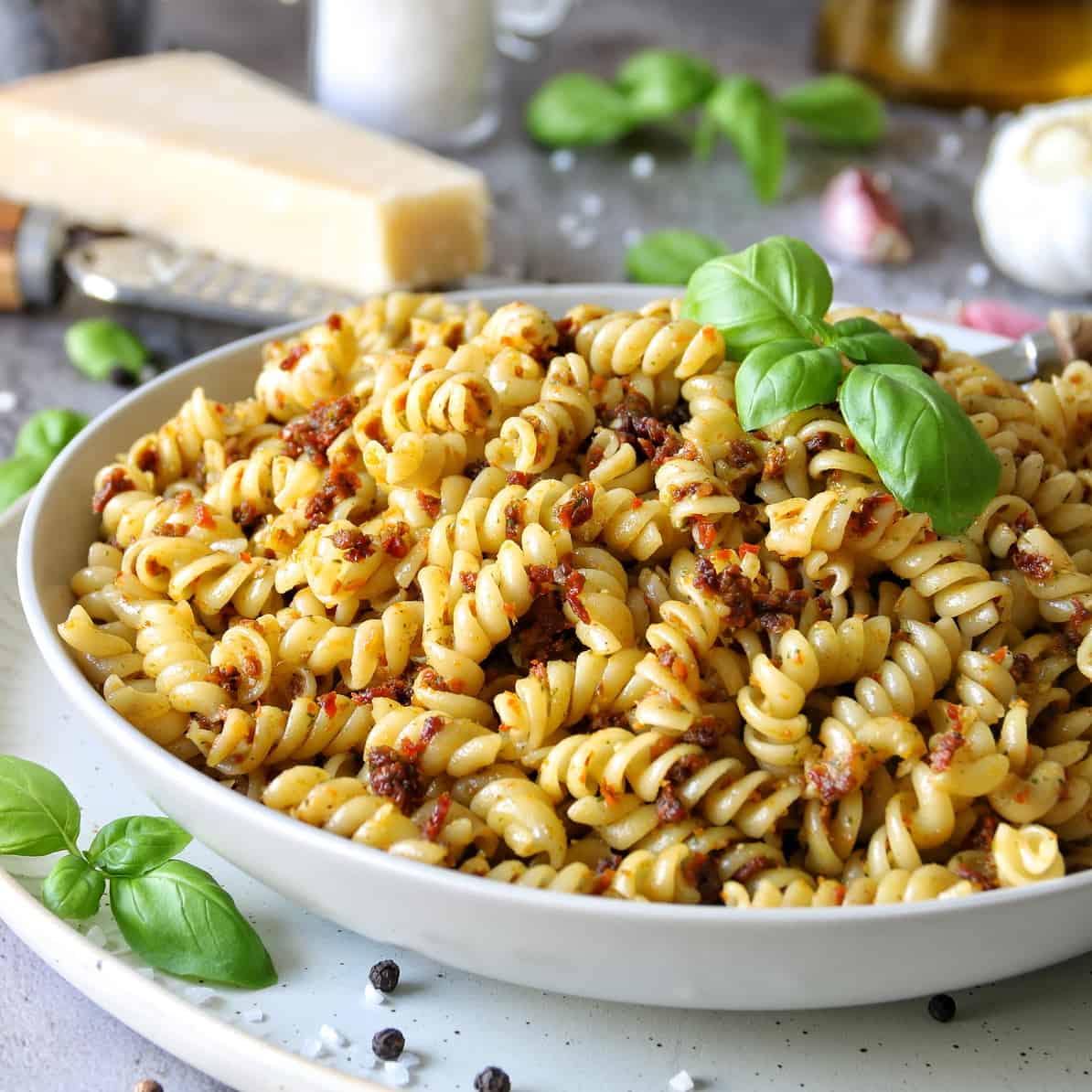 Einfacher Nudelsalat mit Tomaten-Basilikum-Pesto: Schnelles und ...