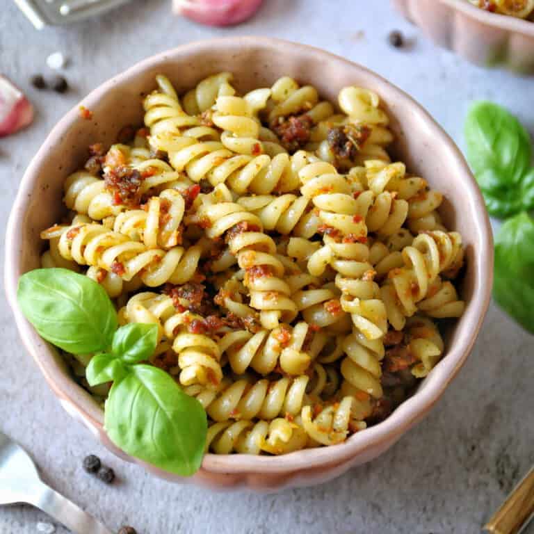 Einfacher Nudelsalat mit Tomaten-Basilikum-Pesto: Schnelles und ...