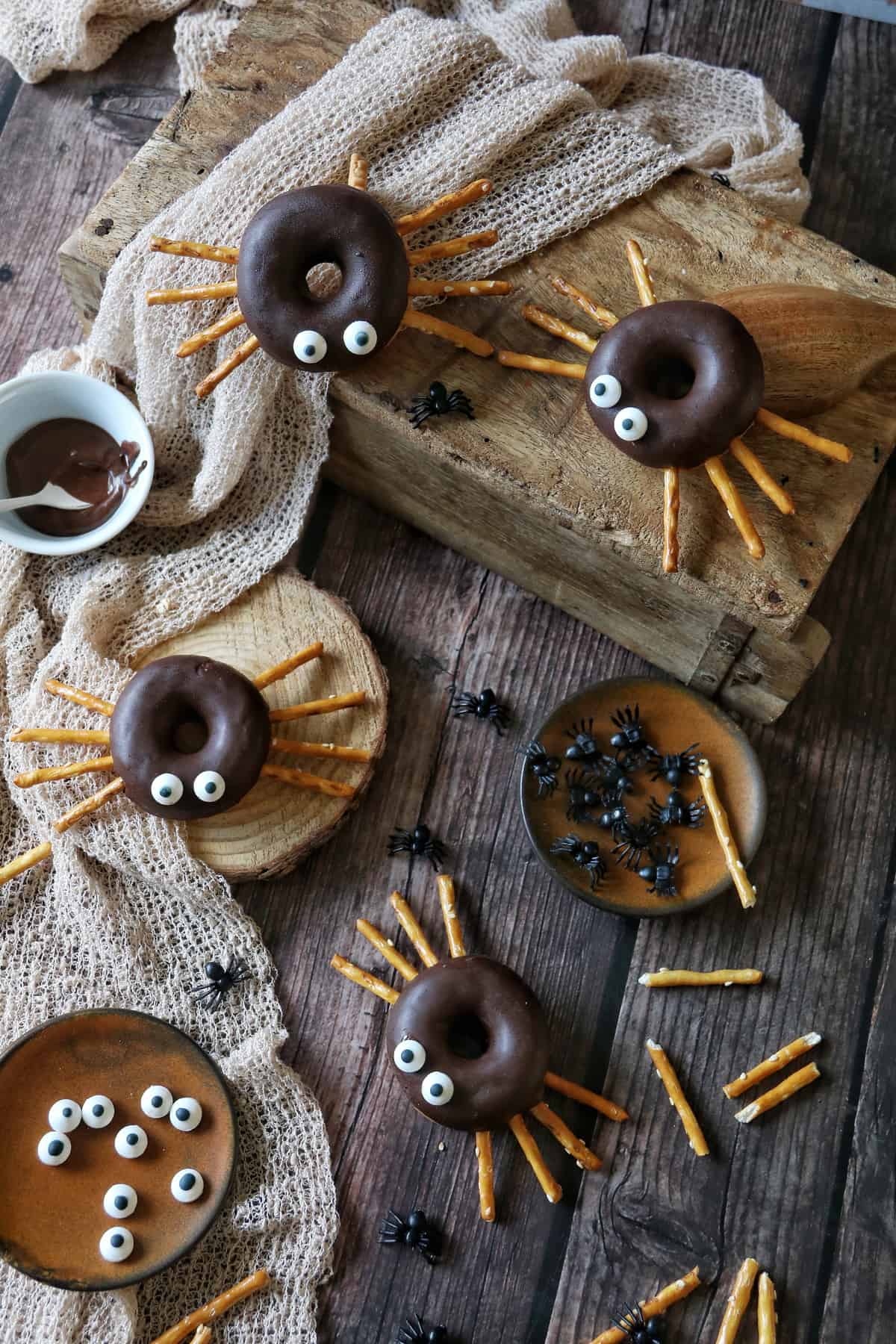 Spinnen-Donuts zu Halloween auf einem dunklen Holz-Hintergrund 