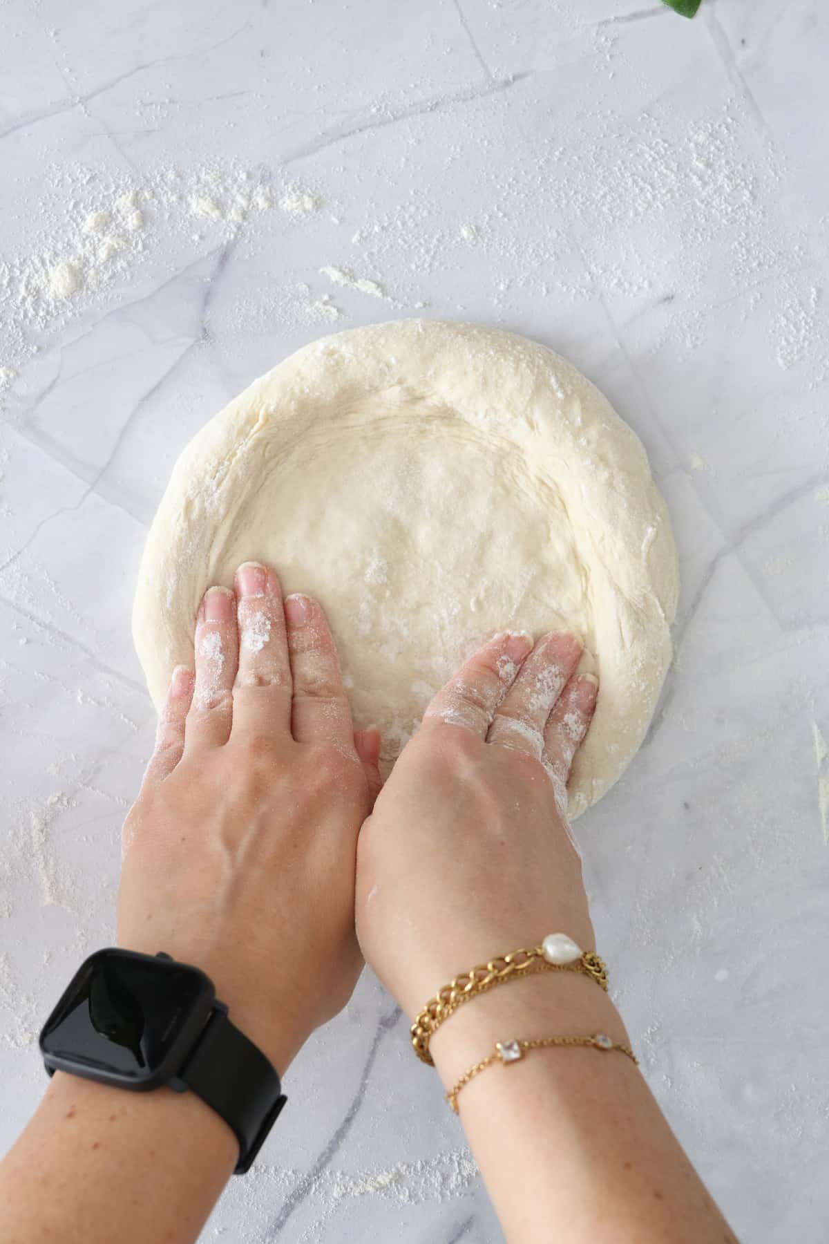 Pizzateig aus dem Thermomix® mit den Händen geformt