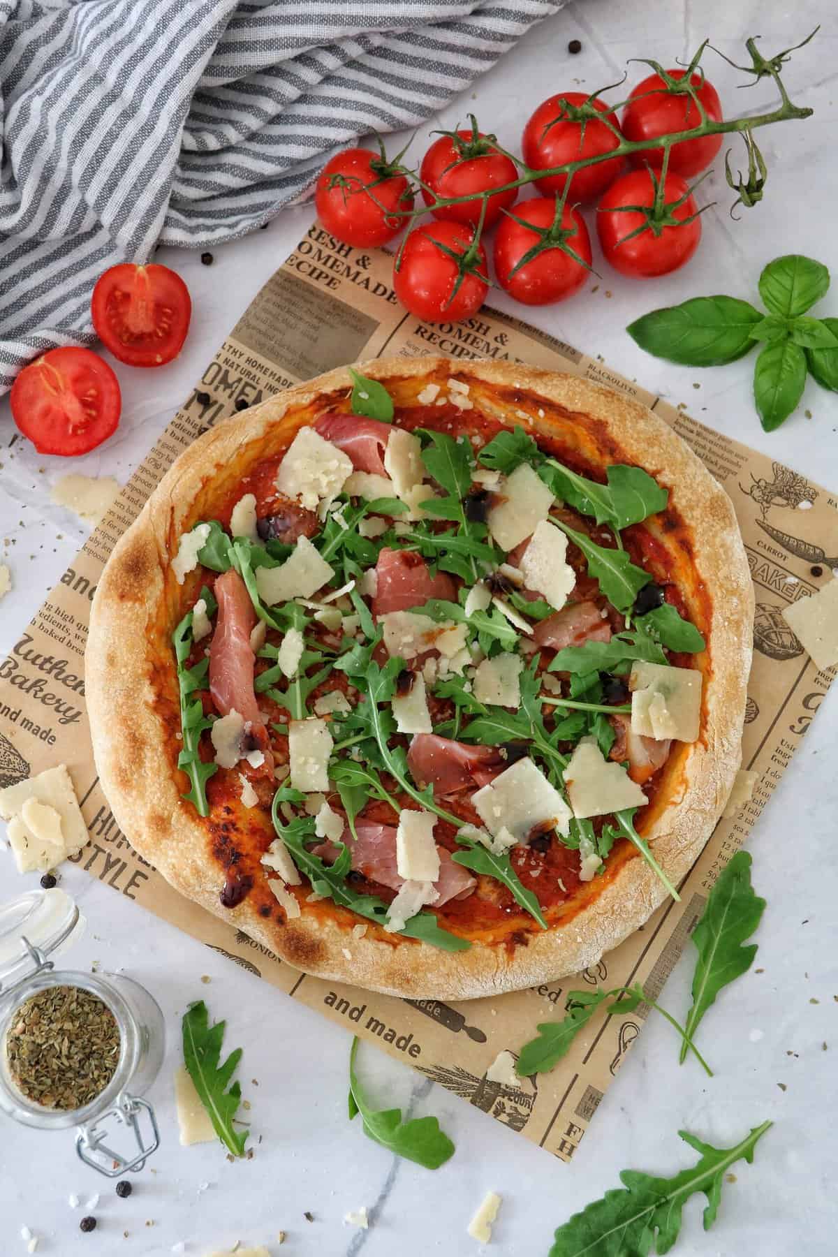 Pizzateig aus dem Thermomix®, mit Schinken, Parmesan und Rucola belegt