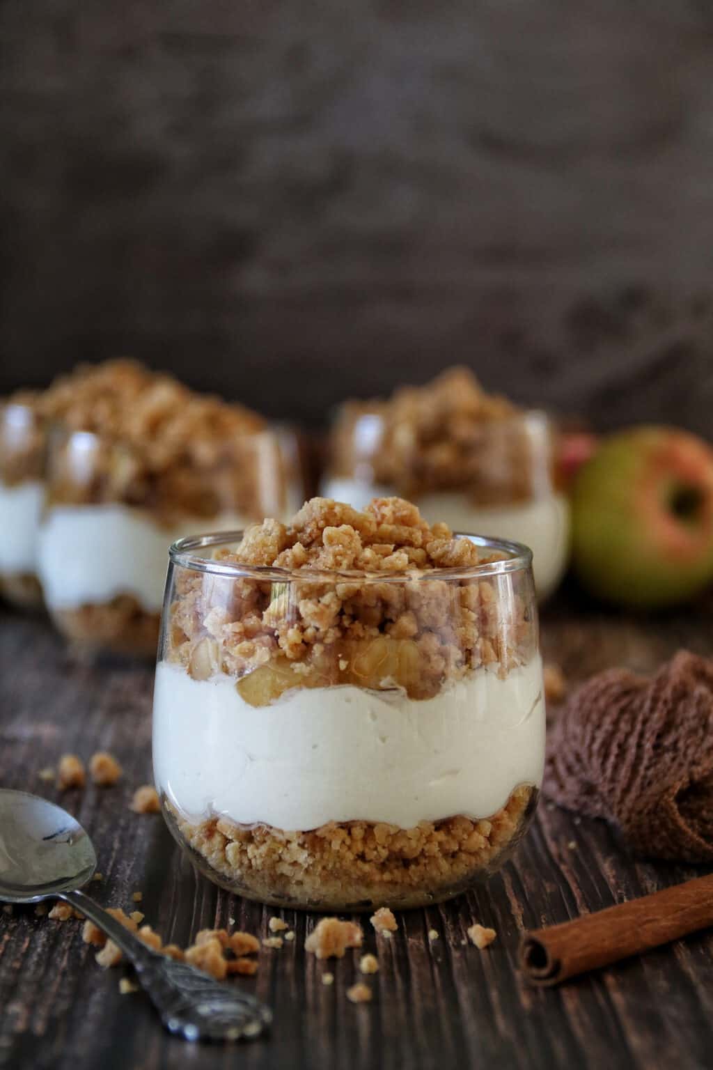 Apfel-Crumble im Glas: Schnelles Schichtdessert mit Frischkäse und Zimt ...