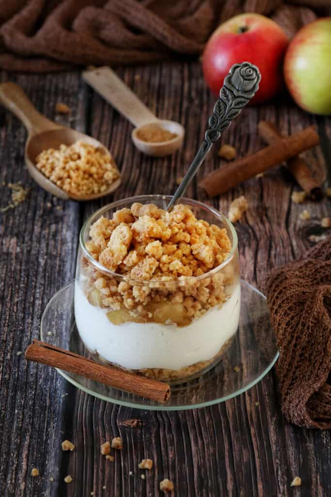Apfel-Crumble im Glas: Schnelles Schichtdessert mit Frischkäse und Zimt ...