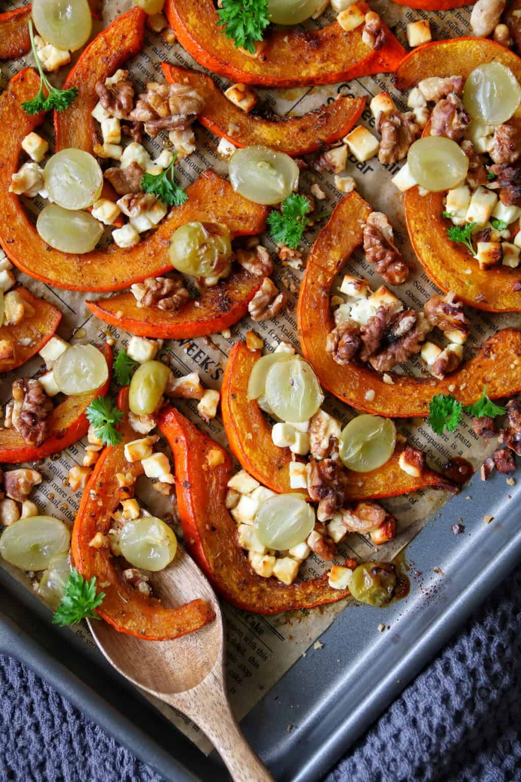 Kürbis im Ofen mit Feta, Walnüssen, Weintrauben und Honig (2023)