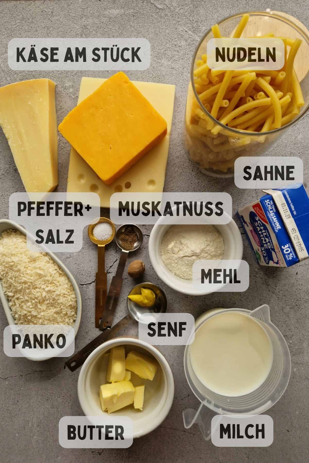 Zutaten für Mac and Cheese auf grauem Untergrund