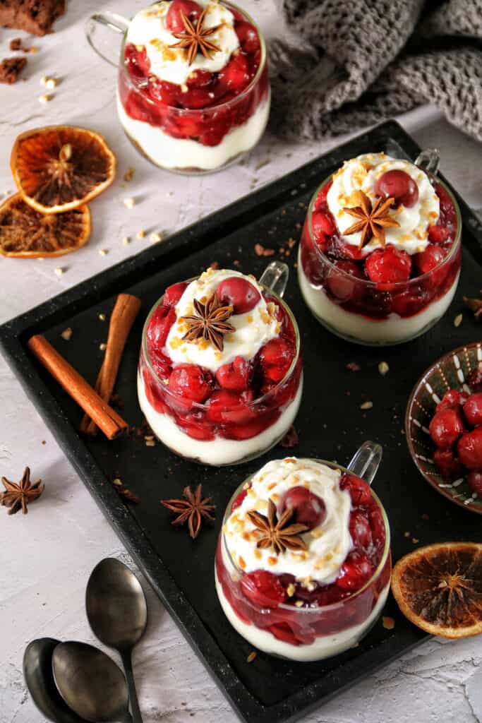 BrownieQuarkDessert mit Kirschen Weihnachtliches Dessert im Glas