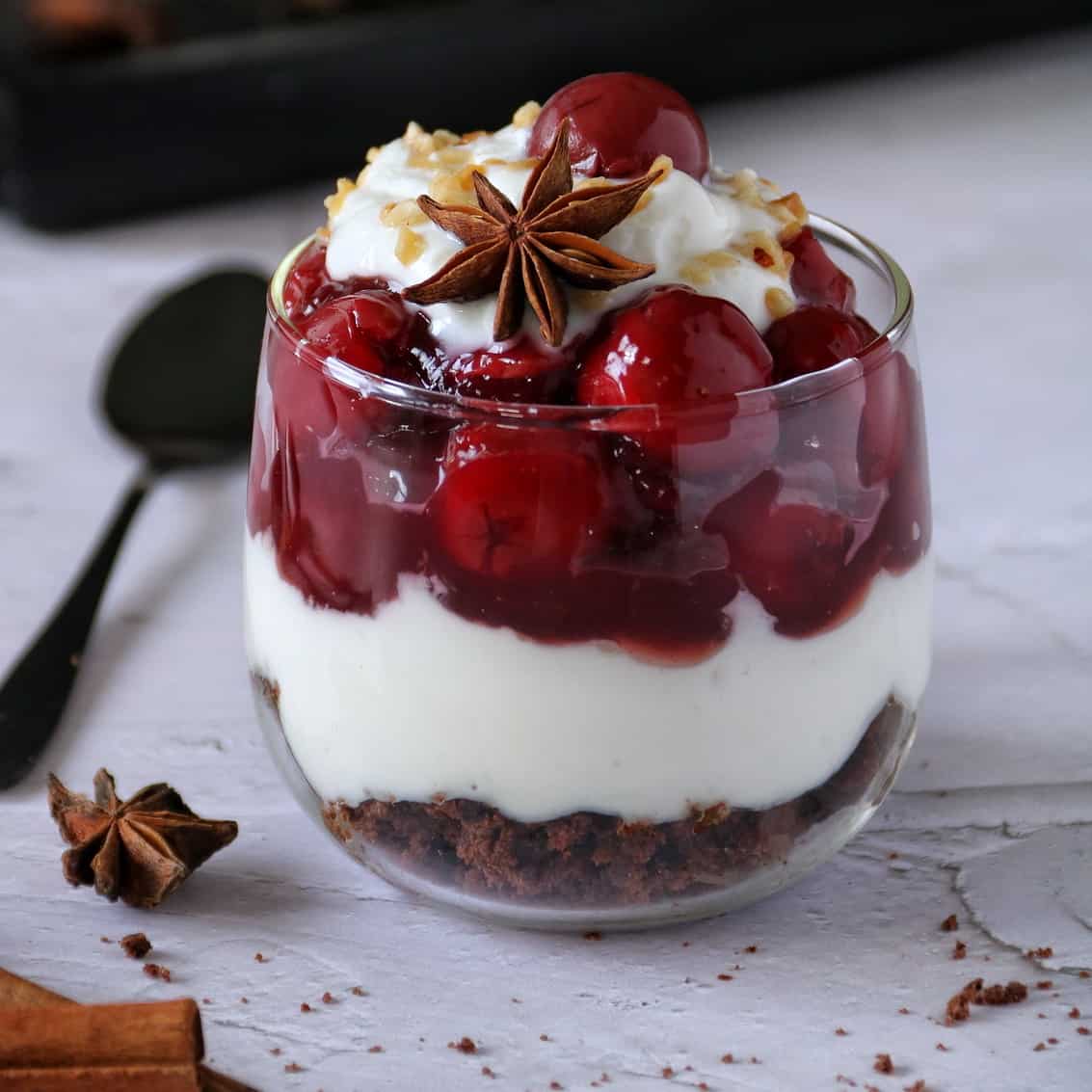 BrownieQuarkDessert mit Kirschen Weihnachtliches Dessert im Glas
