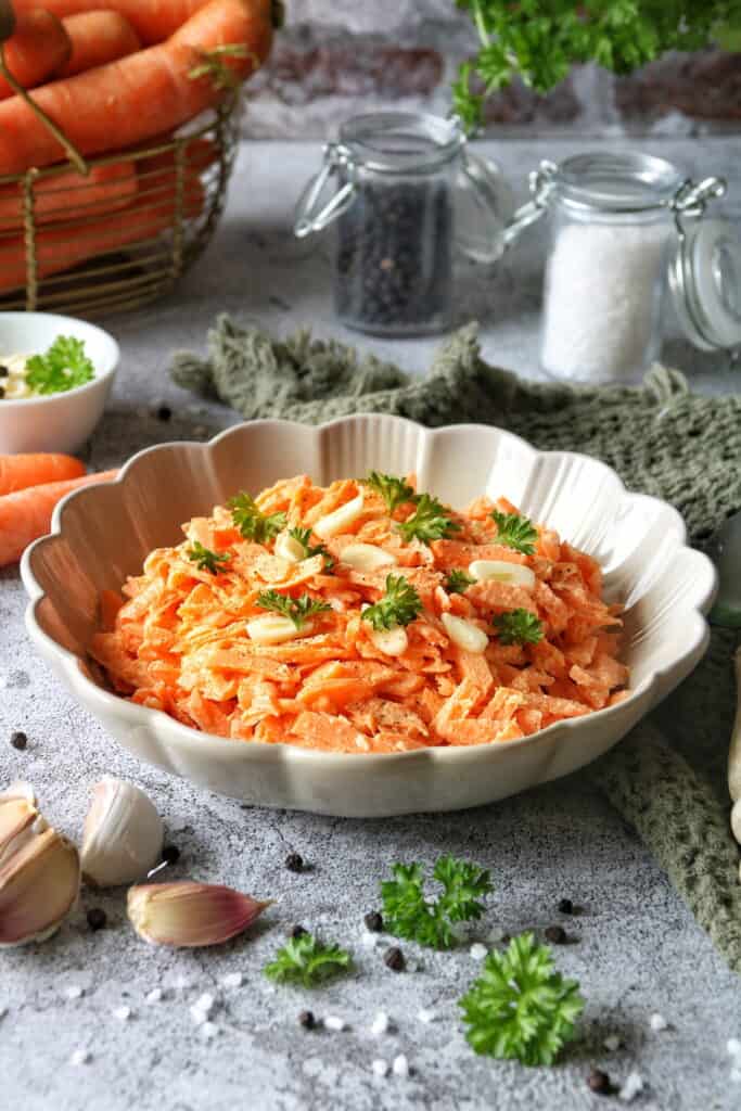 Karottensalat mit Schmand und Mayonnaise: Einfaches Rezept für einen ...