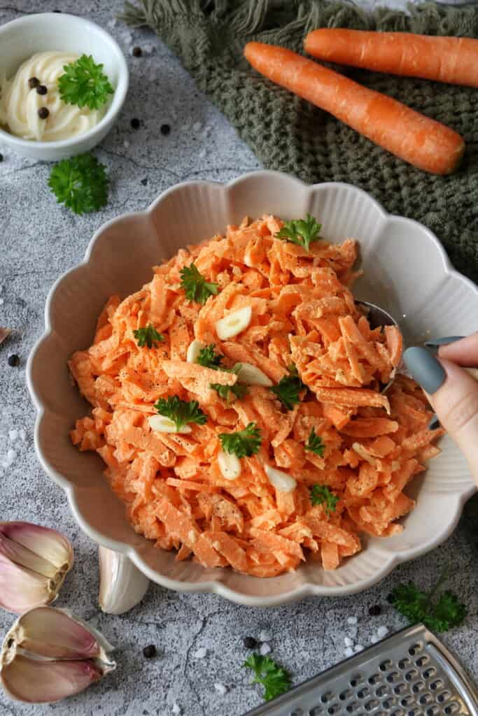 Karottensalat mit Schmand und Mayonnaise: Einfaches Rezept für einen ...