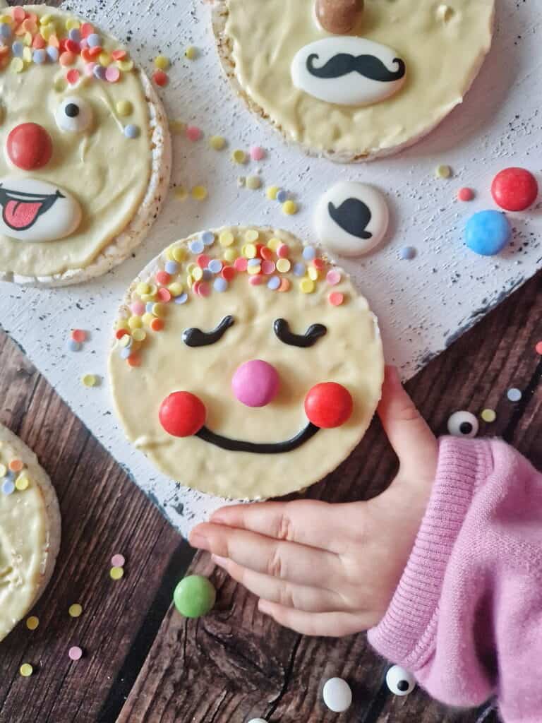 Reiswaffeln mit Schokolade und lustigen Gesichtern: Ein schneller ...