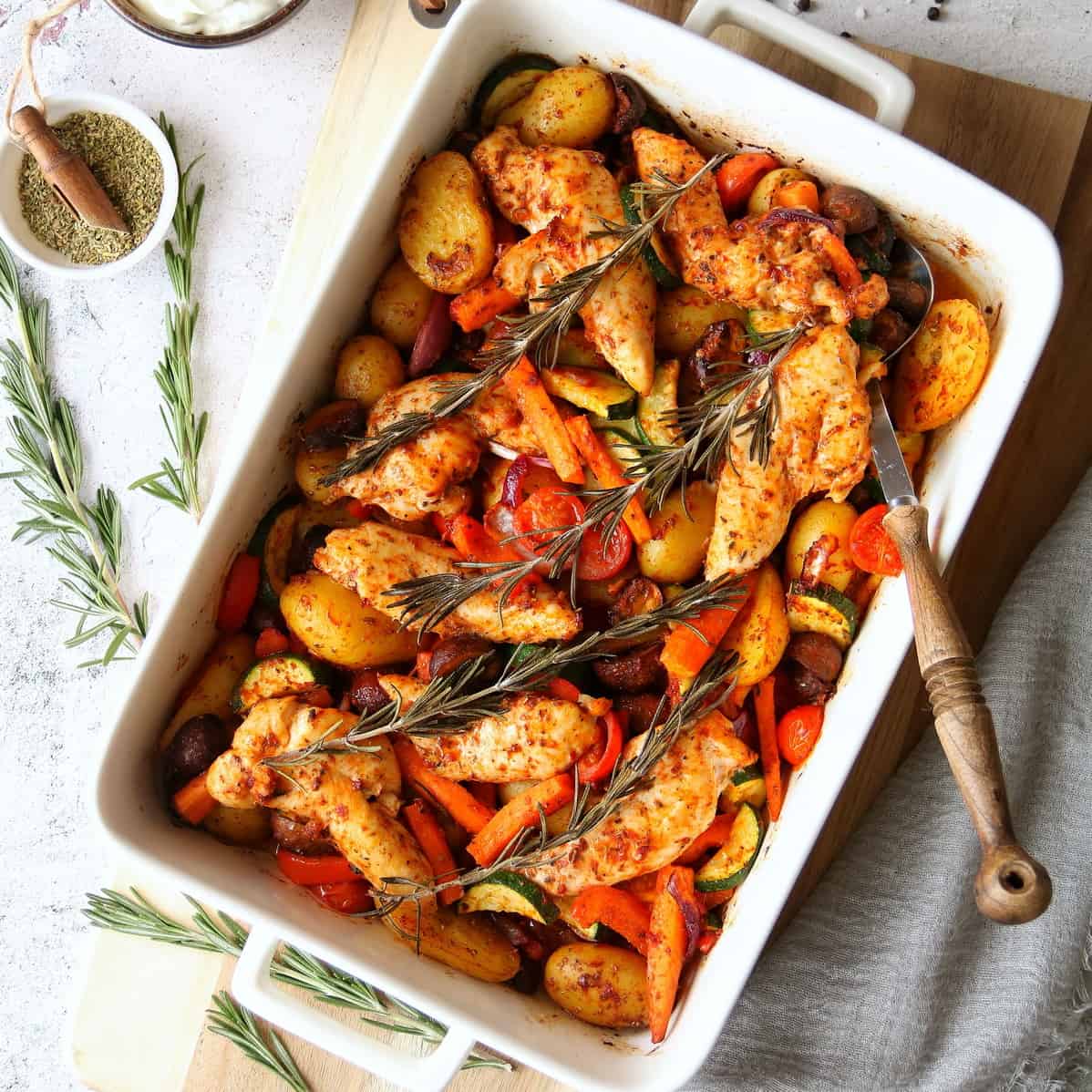 Ofenhähnchen mit mediterranem Gemüse: Ein einfaches Rezept (2024)