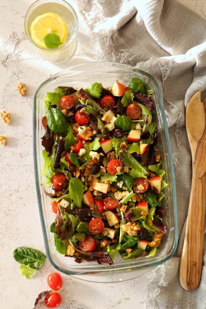 Frischer Salat mit Knoblauchdressing in Kombination mit Feta, Nüssen ...