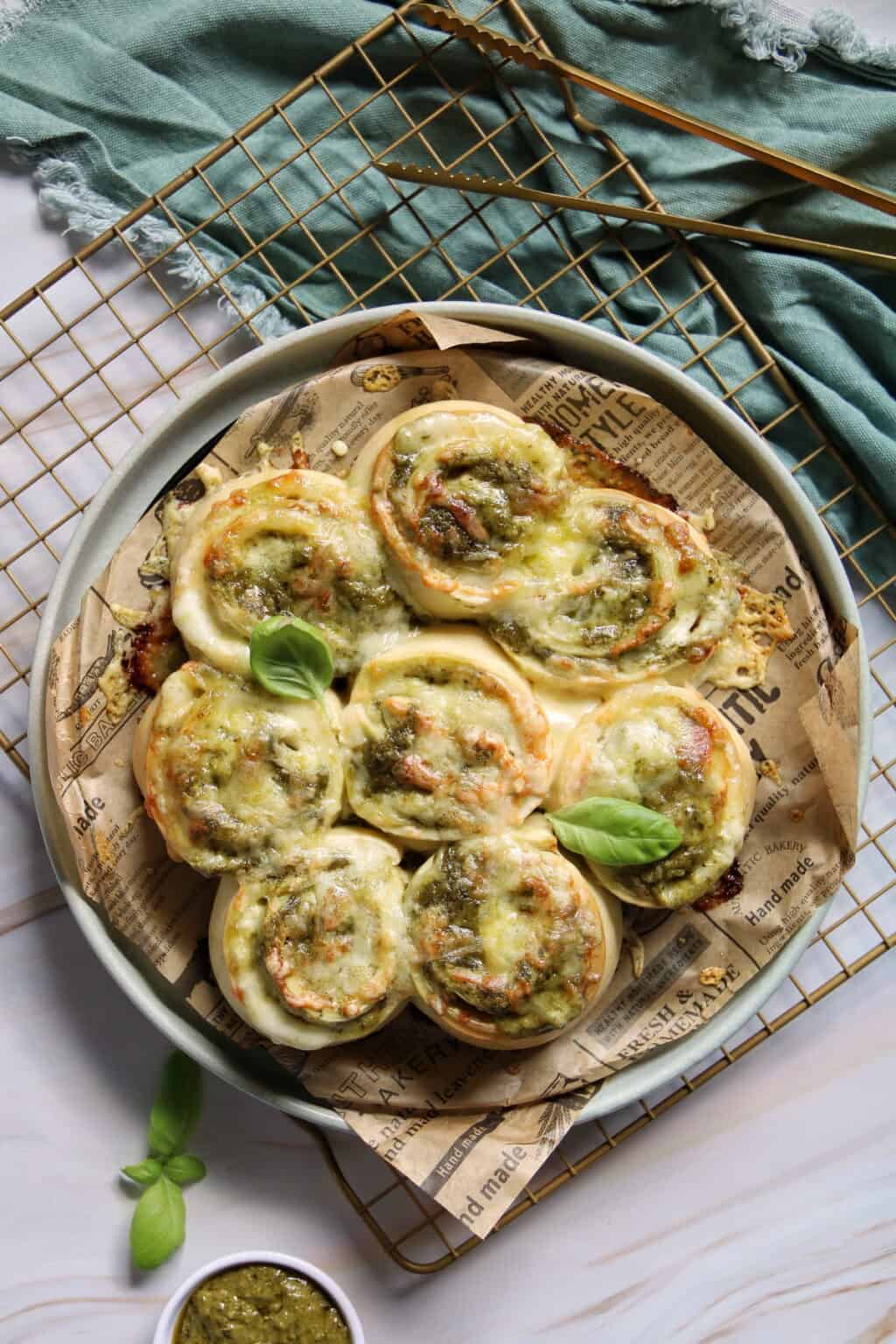 Pizzaschnecken mit Pesto und Mozzarella: Schnelles Rezept mit ...