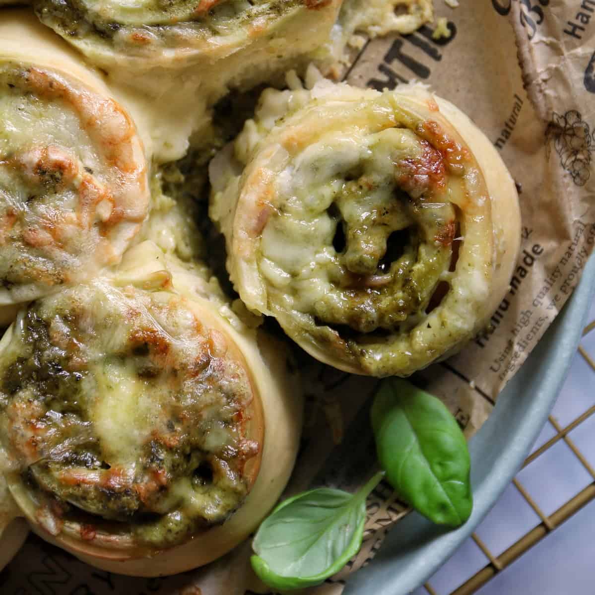 Pizzaschnecken mit Pesto und Mozzarella: Schnelles Rezept mit ...