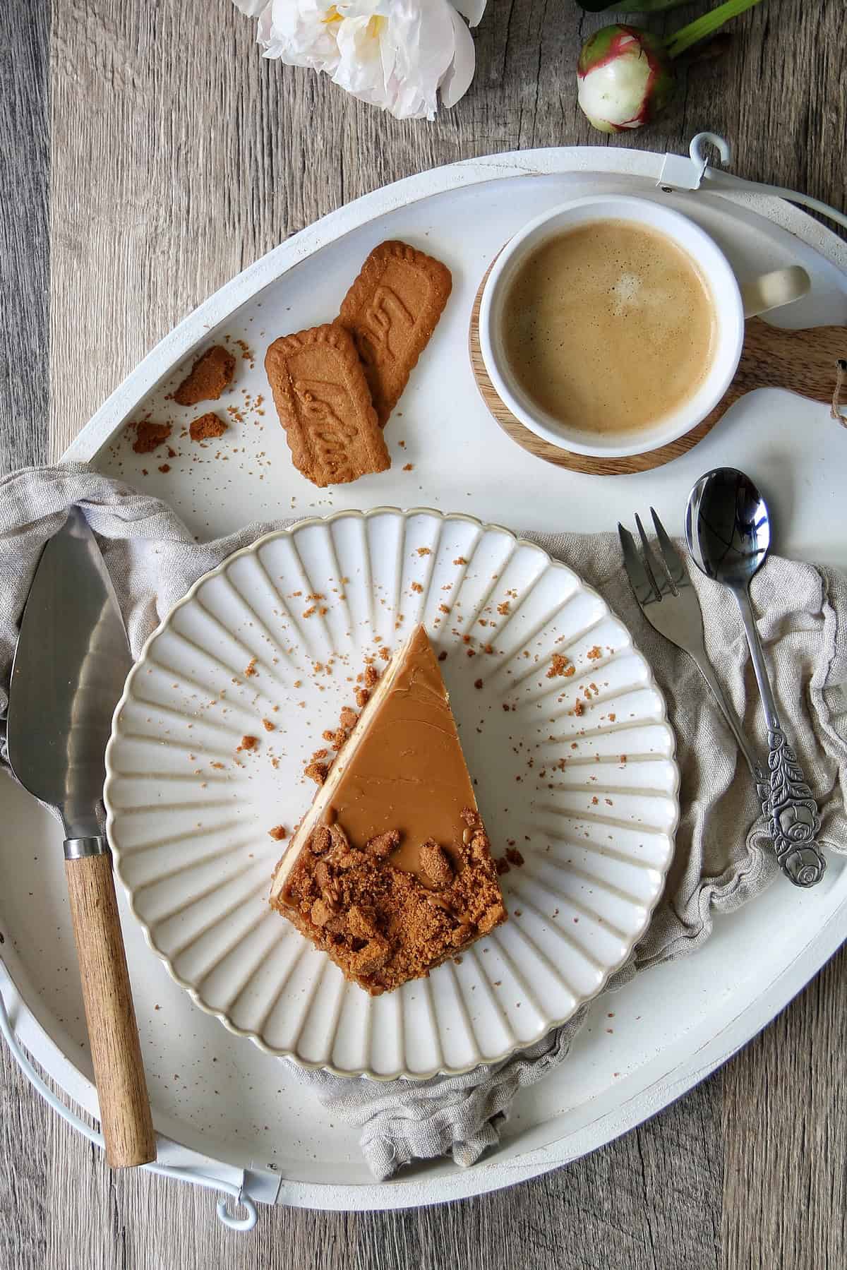 Foto vom No bake Cheesecake mit Lotusspiegel von oben fotografiert