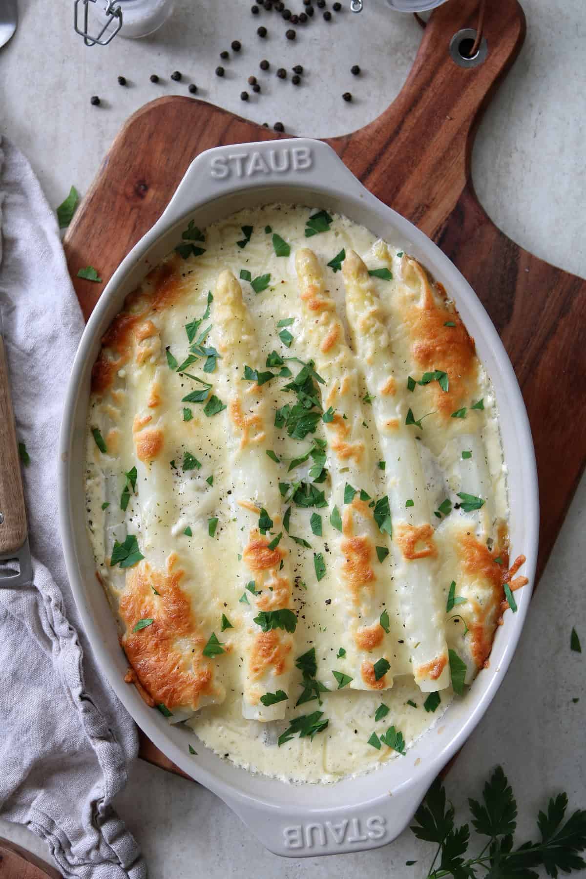 Spargel-Karttoffel-Gratin in einer STAUB Auflaufform auf einem Holzbrett