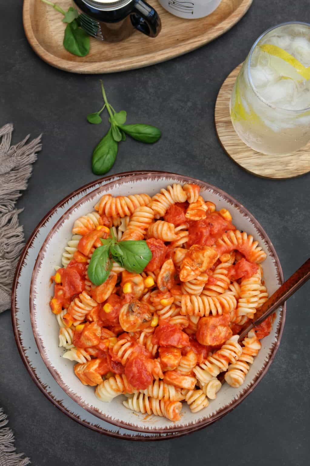 Tomatensoße mit Hähnchen und Champignons zu Nudeln: Familienrezept für ...
