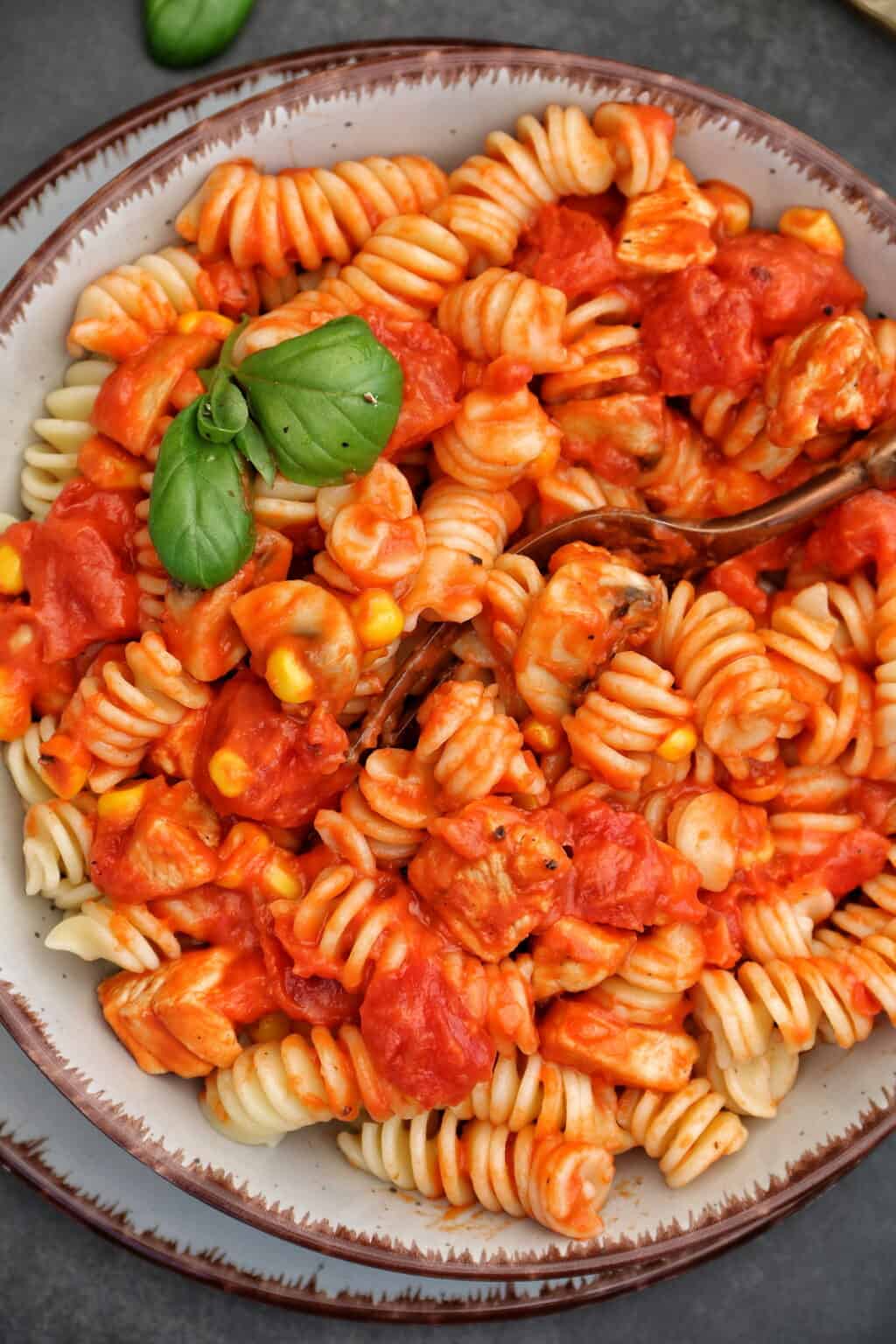 Tomatensoße mit Hähnchen und Champignons zu Nudeln: Familienrezept für ...