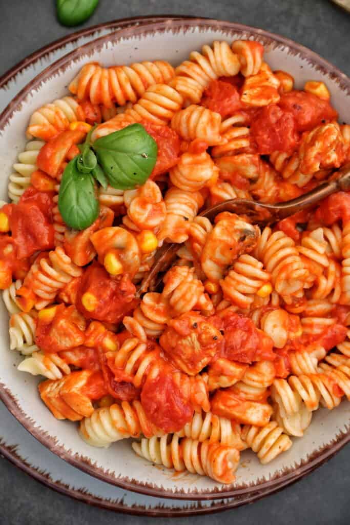 Tomatensoße mit Hähnchen und Champignons zu Nudeln: Familienrezept für ...