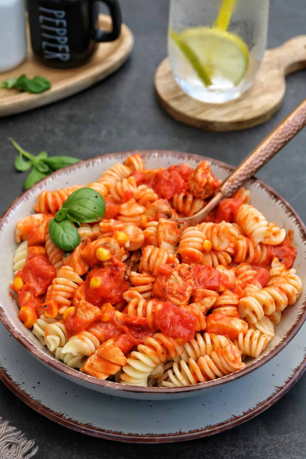 Tomatensoße mit Hähnchen und Champignons zu Nudeln: Familienrezept für ...