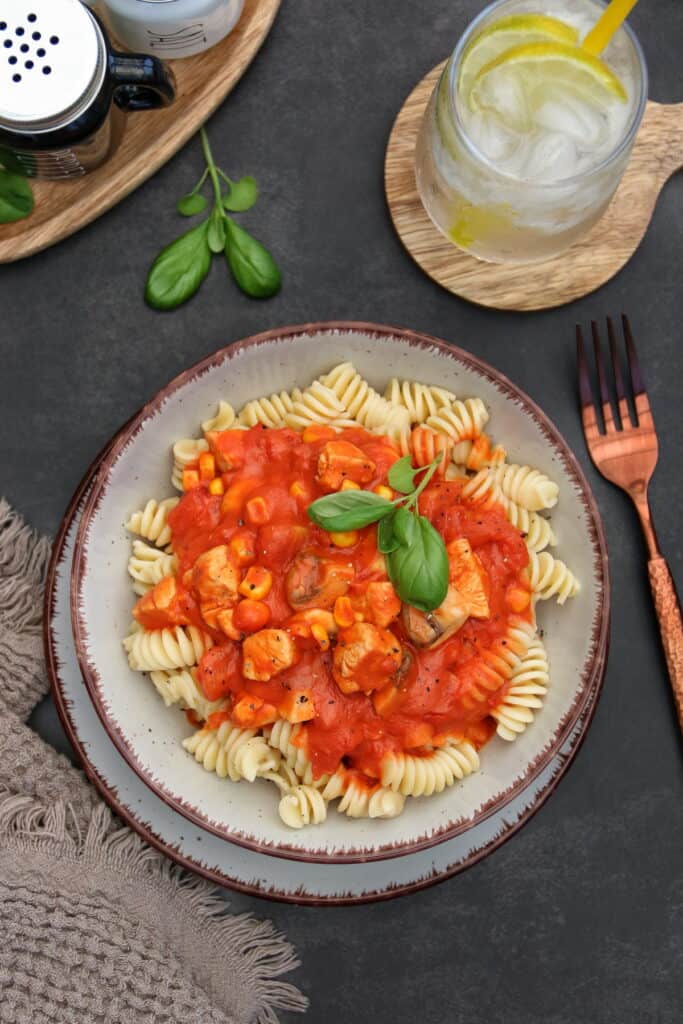 Tomatensoße mit Hähnchen und Champignons zu Nudeln: Familienrezept für ...