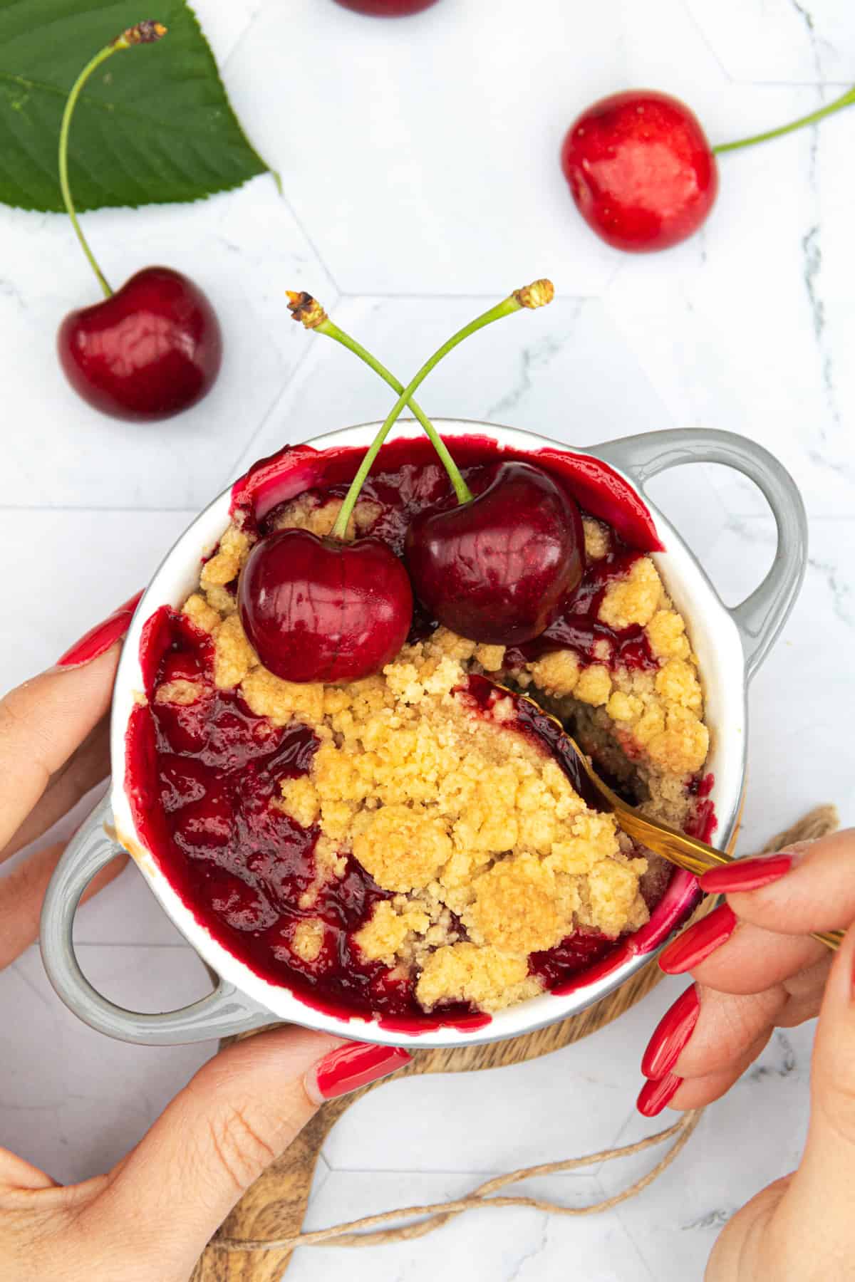 Kirsch-Crumble beim Essen. Von oben fotografiert.