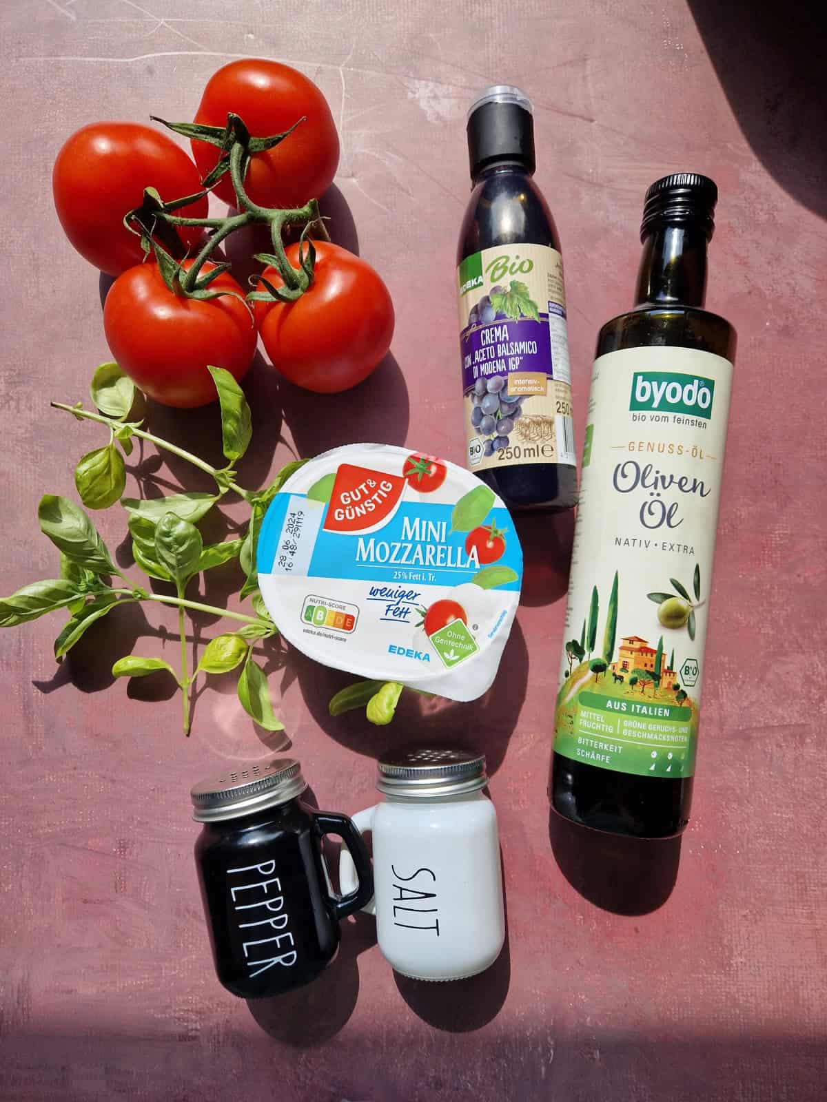 Zutaten für die gefüllten Caprese-Tomaten