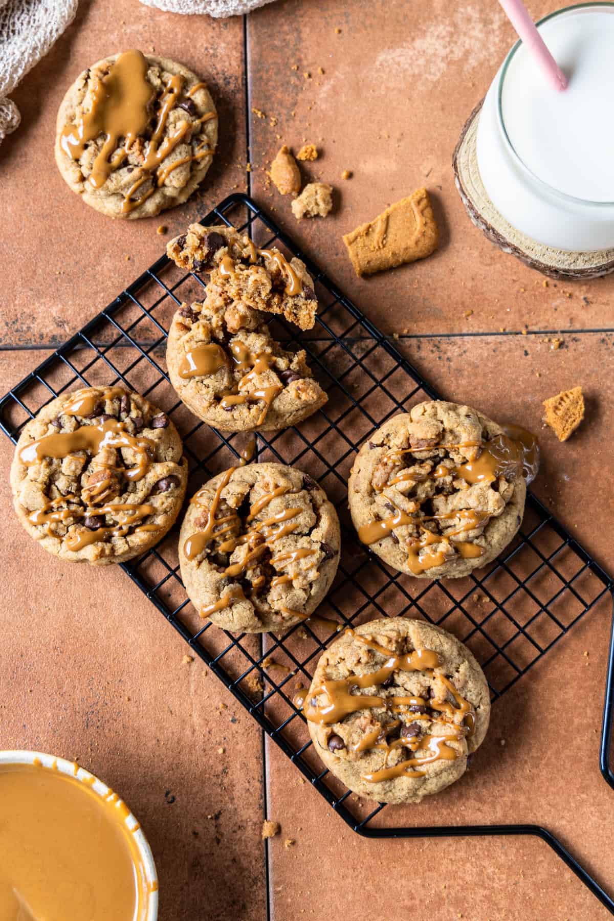 Lotus Biscoff Cookies auf einem schwarzen, kleinen Gitter mit Griff auf terrakottafarbenen Fliesen