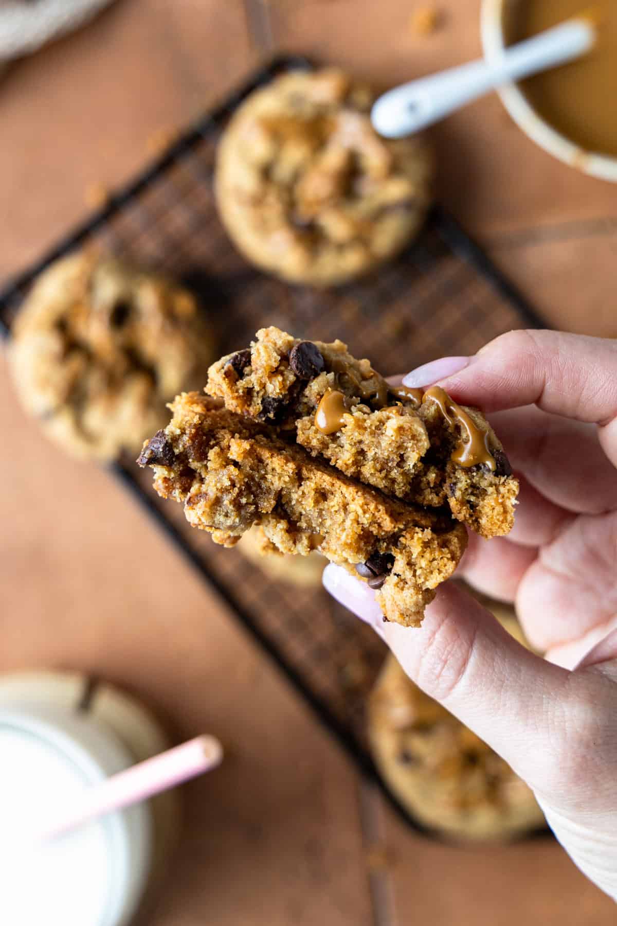 Lotus Biscoff Cookie in zwei Hälften gebrochen, damit das weiche Innere zu sehen ist.