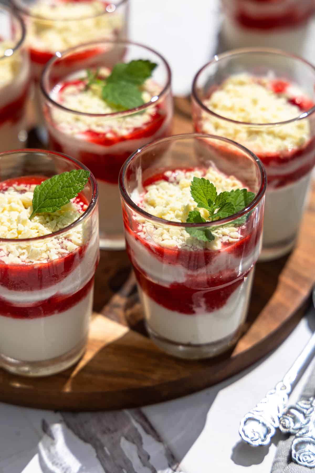 Kalorienreduziertes Spaghettieis Dessert im Glas mit Geschmackspulver