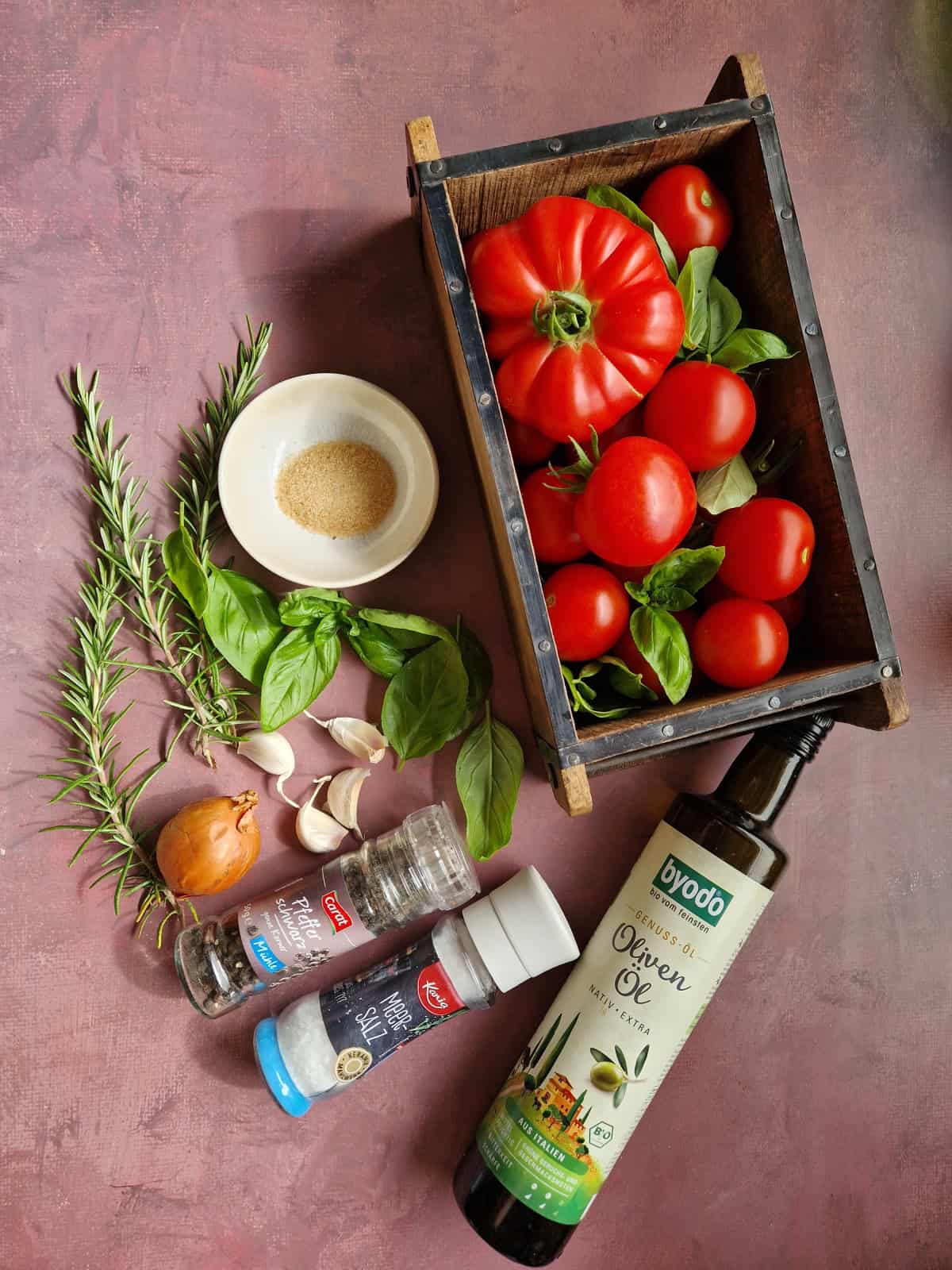 Zutaten für die Tomatensoße aus frischen, ofengerösteten Tomaten