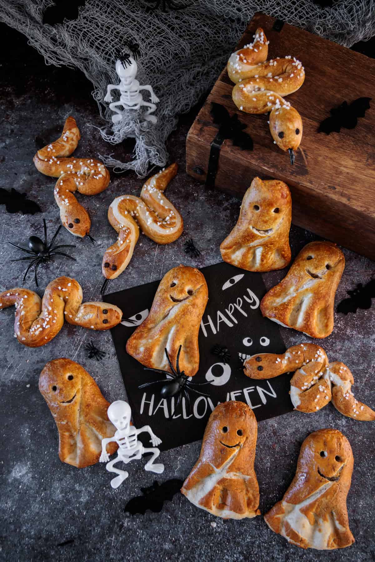 Halloween Fingerfood aus TK-Laugenstangen (Schlangen und Gespenster)