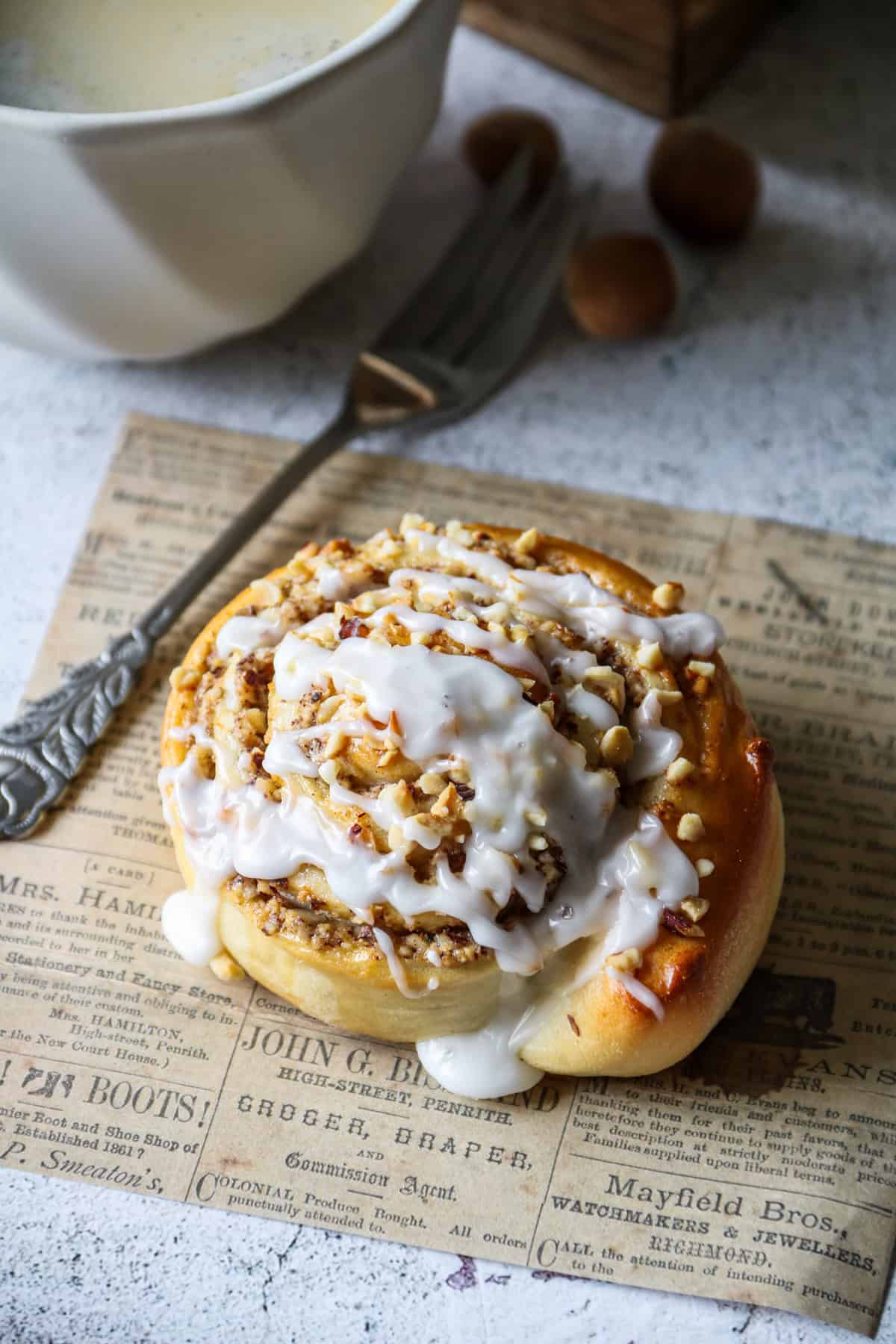 Nuss-Schnecken aus Hefeteig, im Thermomix® zubereitet, auf einem bedruckten Zeitungspapier