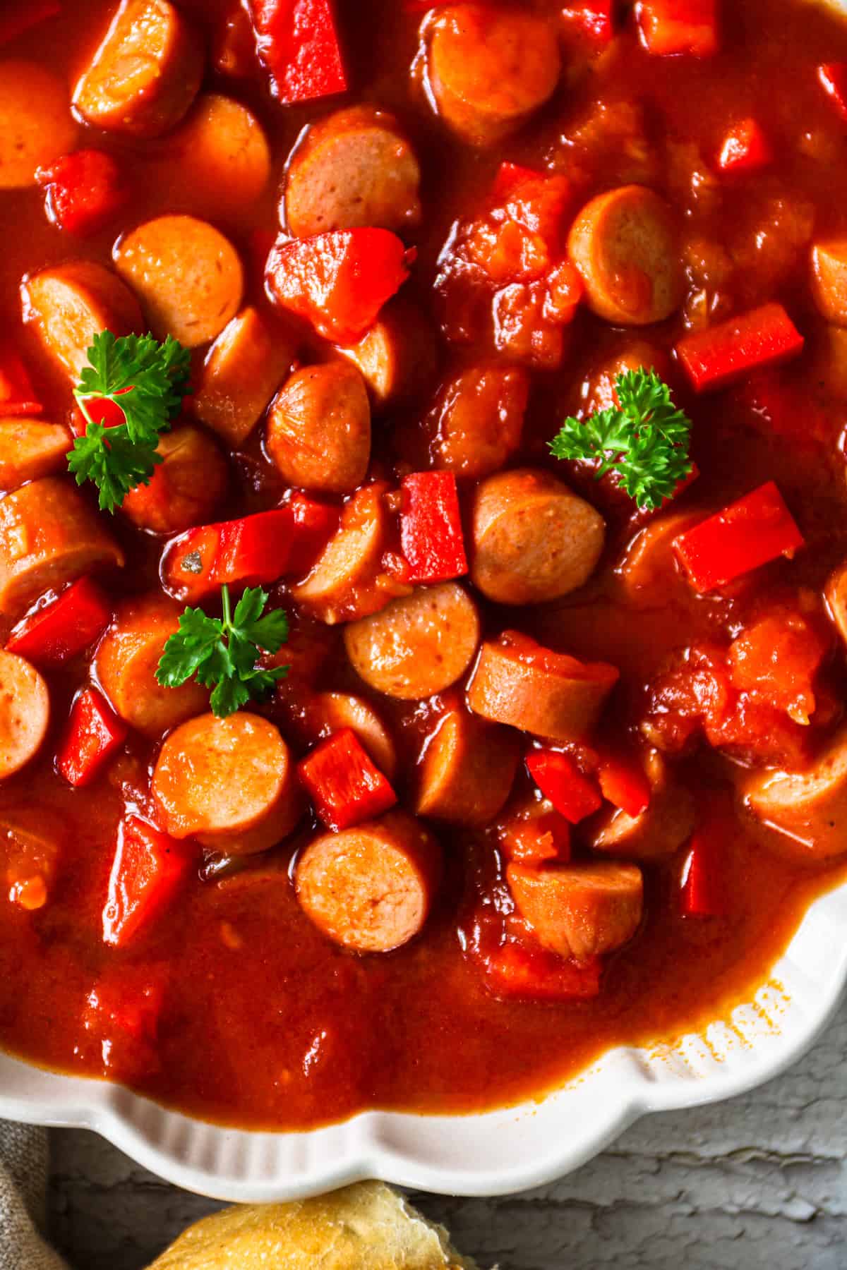 Nahaufnahme in den Teller mit dem Gulasch