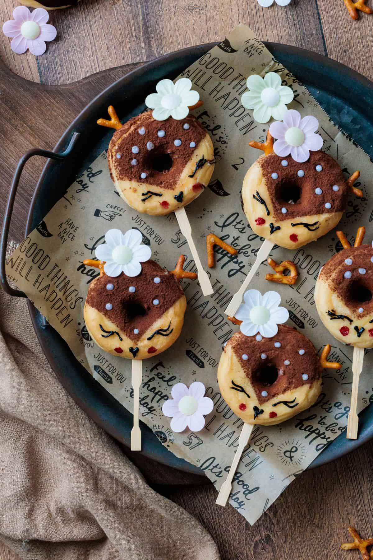 Mini Donuts selber dekoriert im Rehkitz-Style auf einem Metall-Tablett 