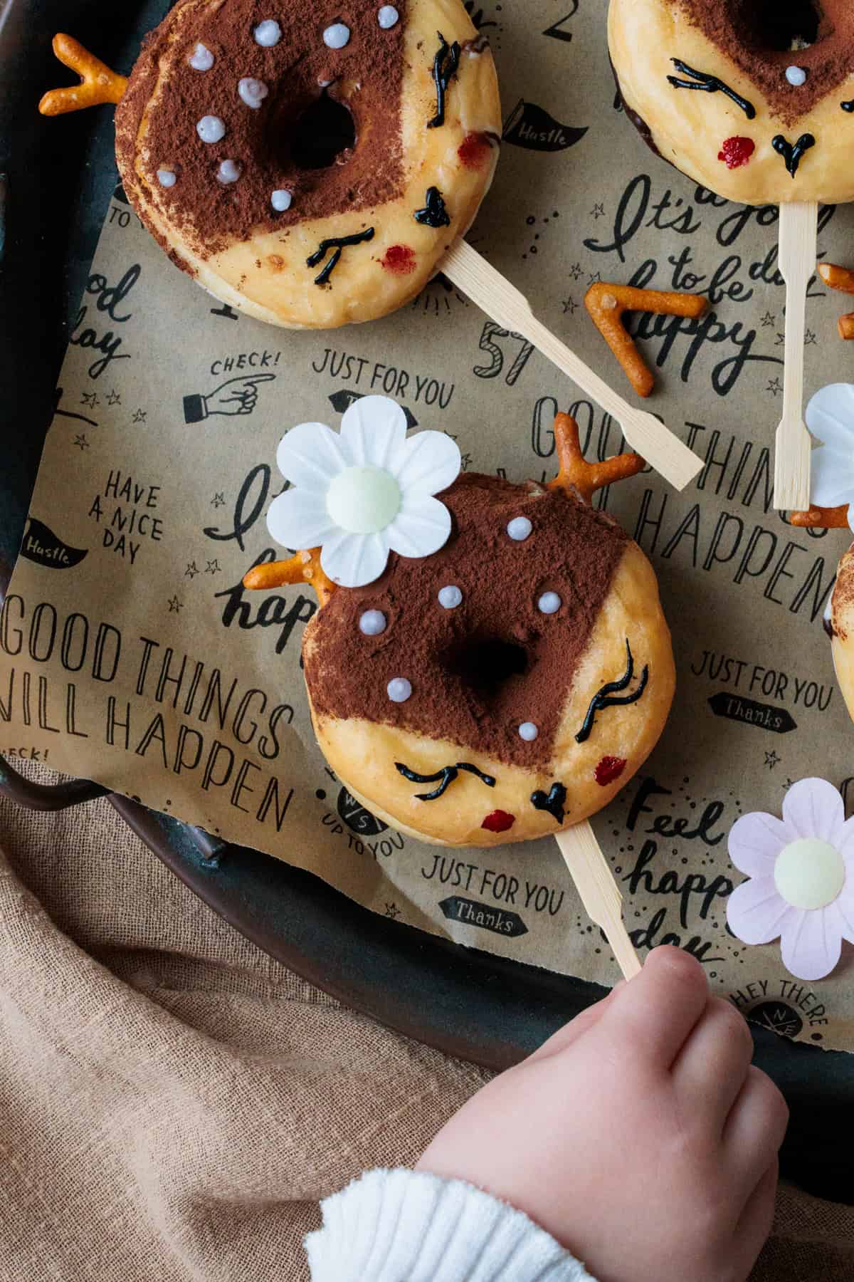 “Rehkitz” Donuts auf einem mit bedruckten Backpapier